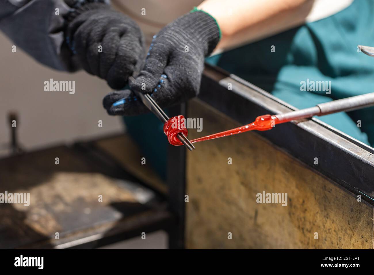 Skulptur aus geschmolzenem Glas, Werke einer Glasbläserei Stockfoto