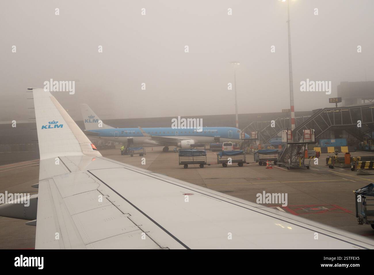 KLM-Flugzeuge standen an einem nebeligen Morgen auf, bereit für ihre nächste Reise Stockfoto