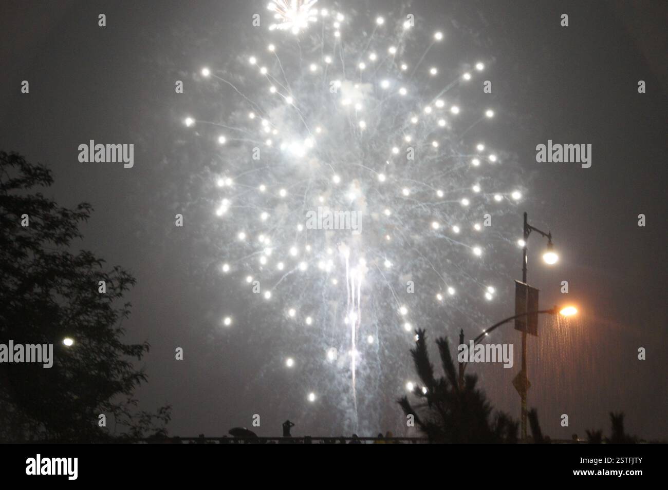 Das Boston Feuerwerk erleuchtet die regendurchflutete Stadt. Eine blendende Darstellung von Licht und Farbe, die Freiheit und Einheit zelebriert. Ein kurzzeitiger Ausstieg aus dem OP Stockfoto