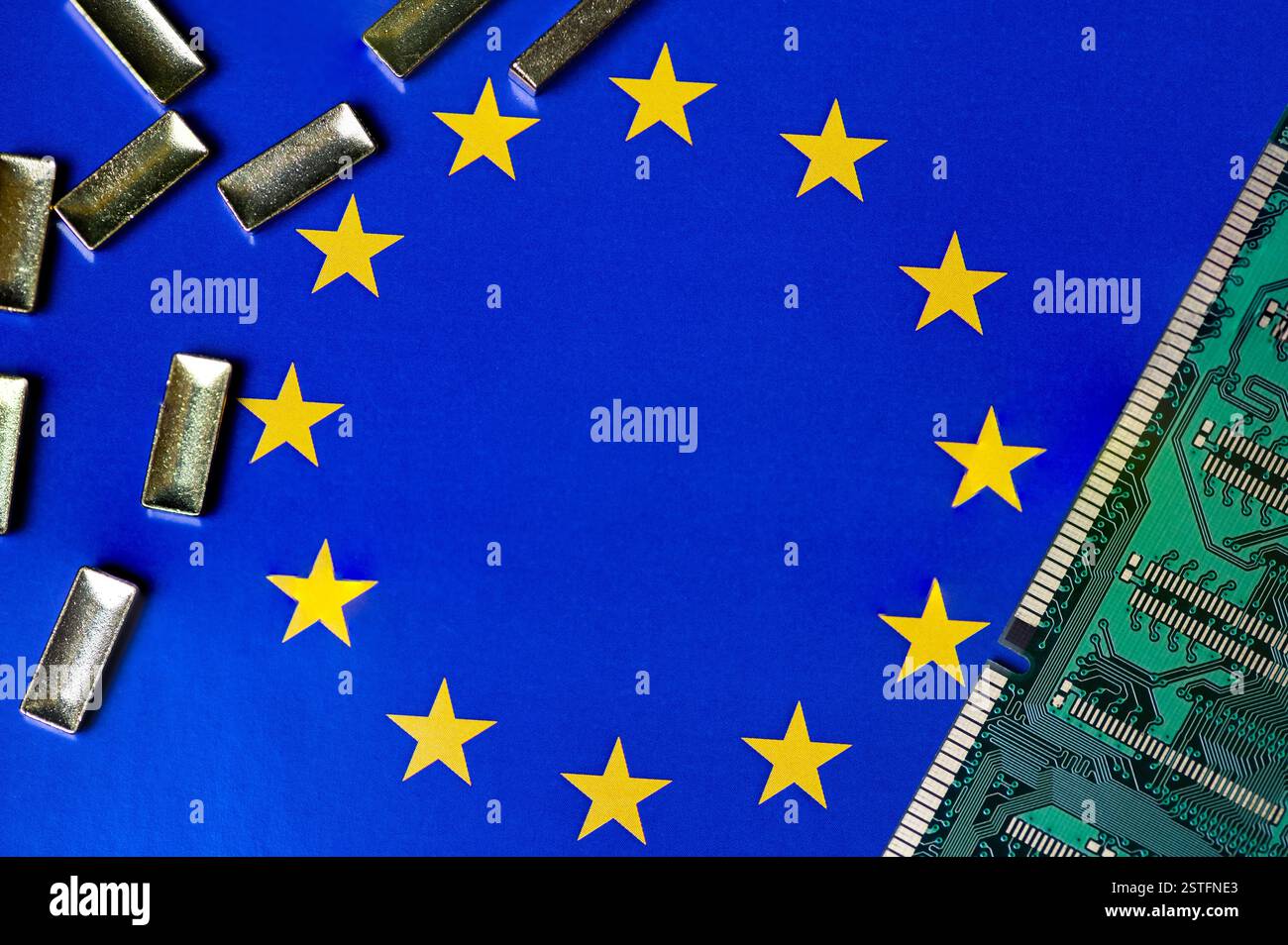 EU-Flagge, Goldbarren und Mikrochips. Die Zukunft von KI und Technologie in Europa 20 Stockfoto