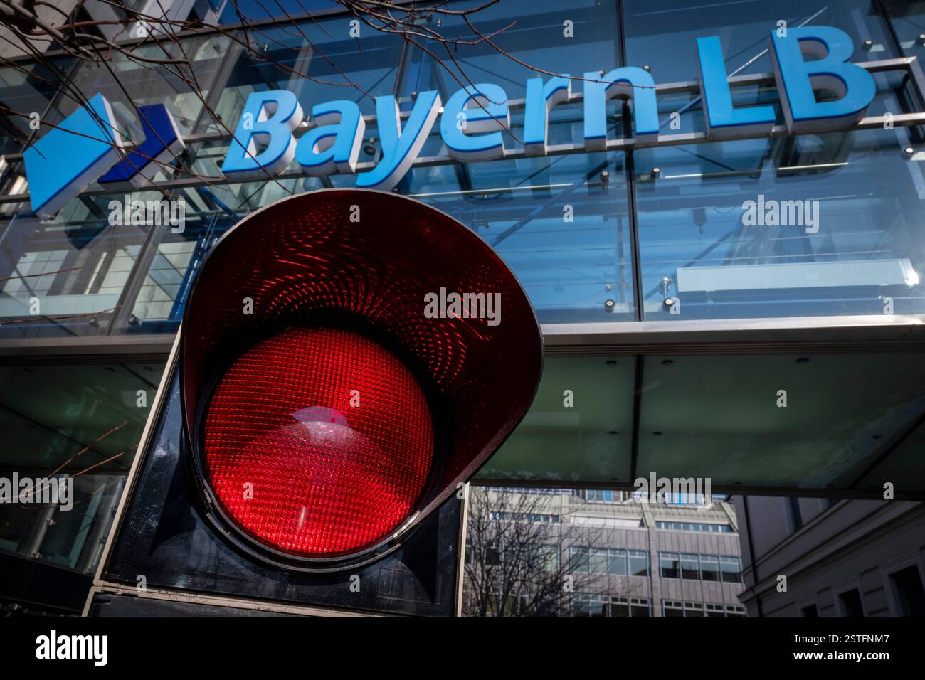 München, Deutschland. Februar 2025. Vor dem Logo der Bayerischen Landesbank „Bayern LB“ leuchtet eine rote Ampel. Quelle: Peter Kneffel/dpa/Alamy Live News Stockfoto