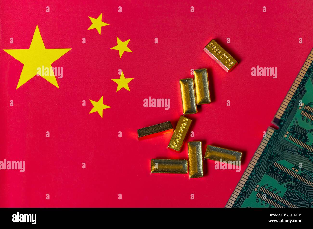 China-Flagge, Goldbarren und Mikrochips. Chinas Macht bei KI und technologischen Fortschritten 20 Stockfoto