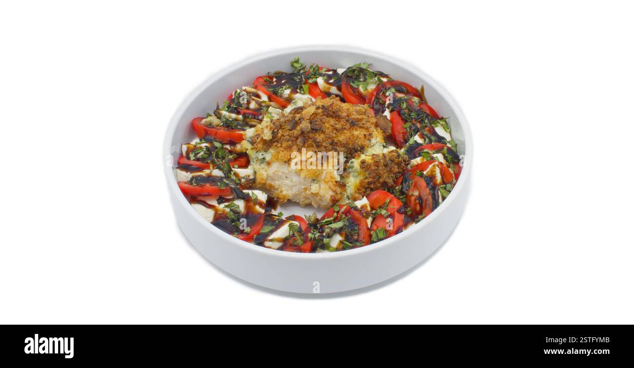 Knuspriger Spinat und Artischocken gefüllte, zarte und zerstampfte Hühnchen Rollatini, gerollt in frittierten Zwiebeln. Serviert in der Mitte eines Tomatenrings Stockfoto