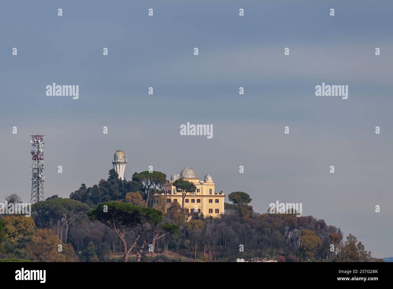 Panoramablick auf die Stadt Rom mit ikonischen Kuppeln und Wahrzeichen, Italien. Stockfoto