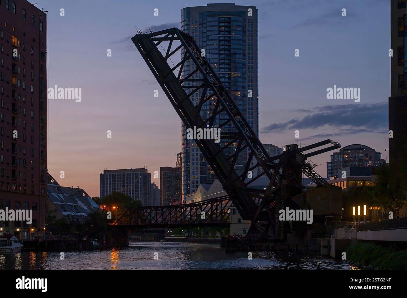 Chicago Loop, Illinois, USA; Stadt ​​center, Stadtzentrum; Stadt ​​at Abenddämmerung; Northwestern Railway Bridge; Kinzie Street Railway Bridge; 2017 Stockfoto