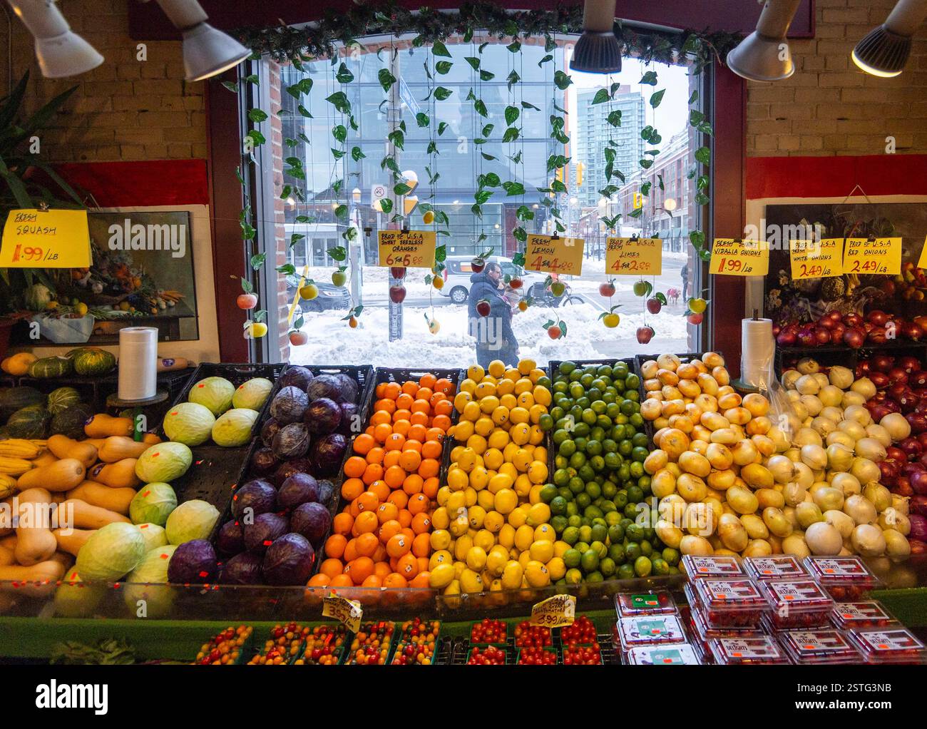 Toronto, Kanada. Februar 2025. Die Leute laufen am 18. Februar 2025 an einem Laden in Toronto, Kanada vorbei. Der kanadische Verbraucherpreisindex (CPI) stieg im Januar um 1,9 Prozent gegenüber dem Vorjahr, nachdem er im Dezember um 1,8 Prozent gestiegen war, teilte Statistics Canada am Dienstag mit. Quelle: Zou Zheng/Xinhua/Alamy Live News Stockfoto
