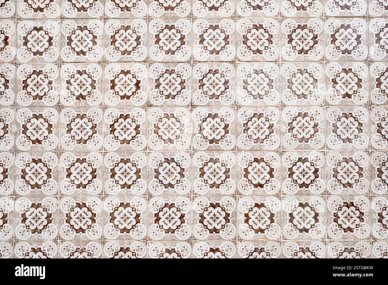 Dekorativer brauner und weißer Keramikfliesenhintergrund in einer Wand in Portugal Stockfoto