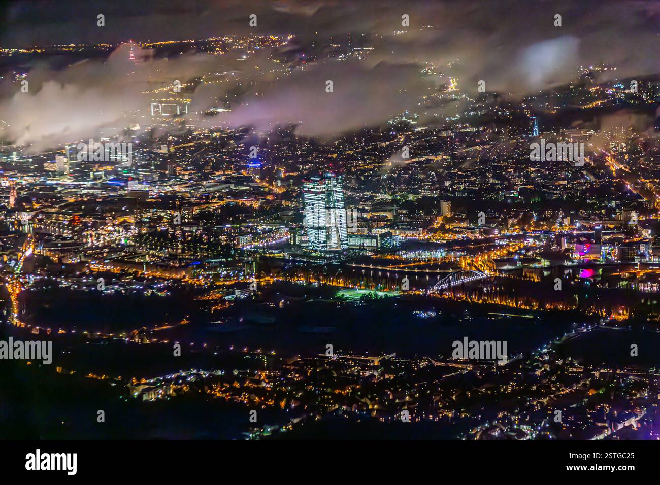 Frankfurt, Deutschland - 10. Oktober 2014: Landung bei Nacht mit einem Verkehrsflugzeug A320 auf dem Flughafen Frankfurt, Deutschland. Stockfoto