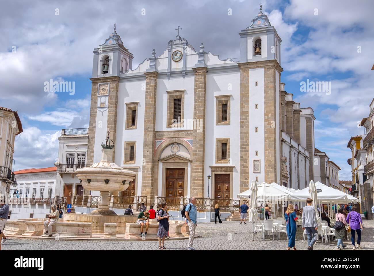 Evora, Portugal - 5. September 2023: Die Igreja de Santo Antao oder die Kirche des Heiligen Antonius ist eine Kirche aus dem 16. Jahrhundert auf dem Giraldo-Platz in E Stockfoto
