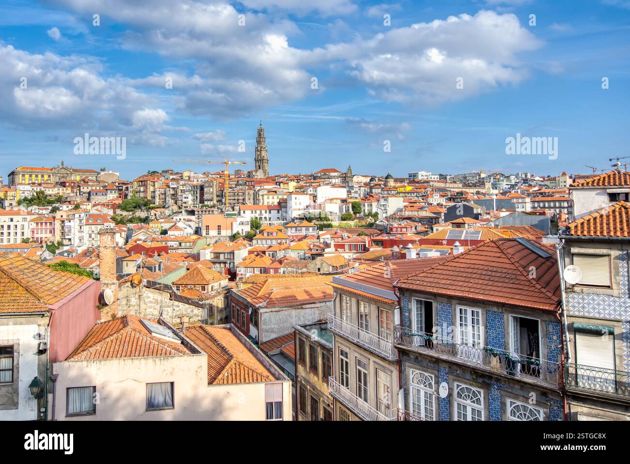 Wunderschöne Architektur der Skyline von Porto, Portugal entlang des Flusses Douro Stockfoto