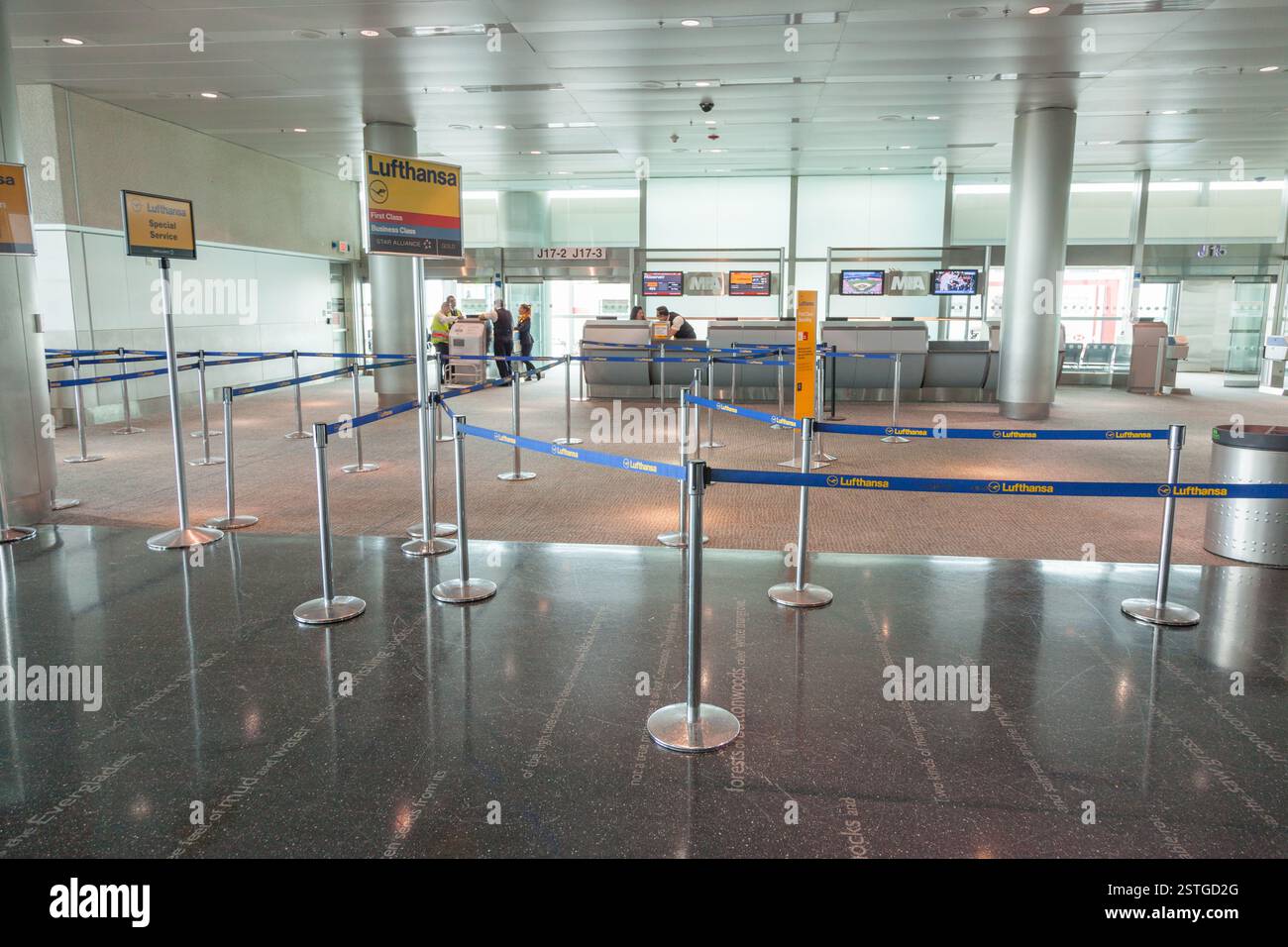 Miami, USA - 31. August 2014: Vorbereitung am lufthansa-Schalter auf die Abfertigung des nächsten Fluges im Terminal des internationalen Flughafens Miami. Stockfoto