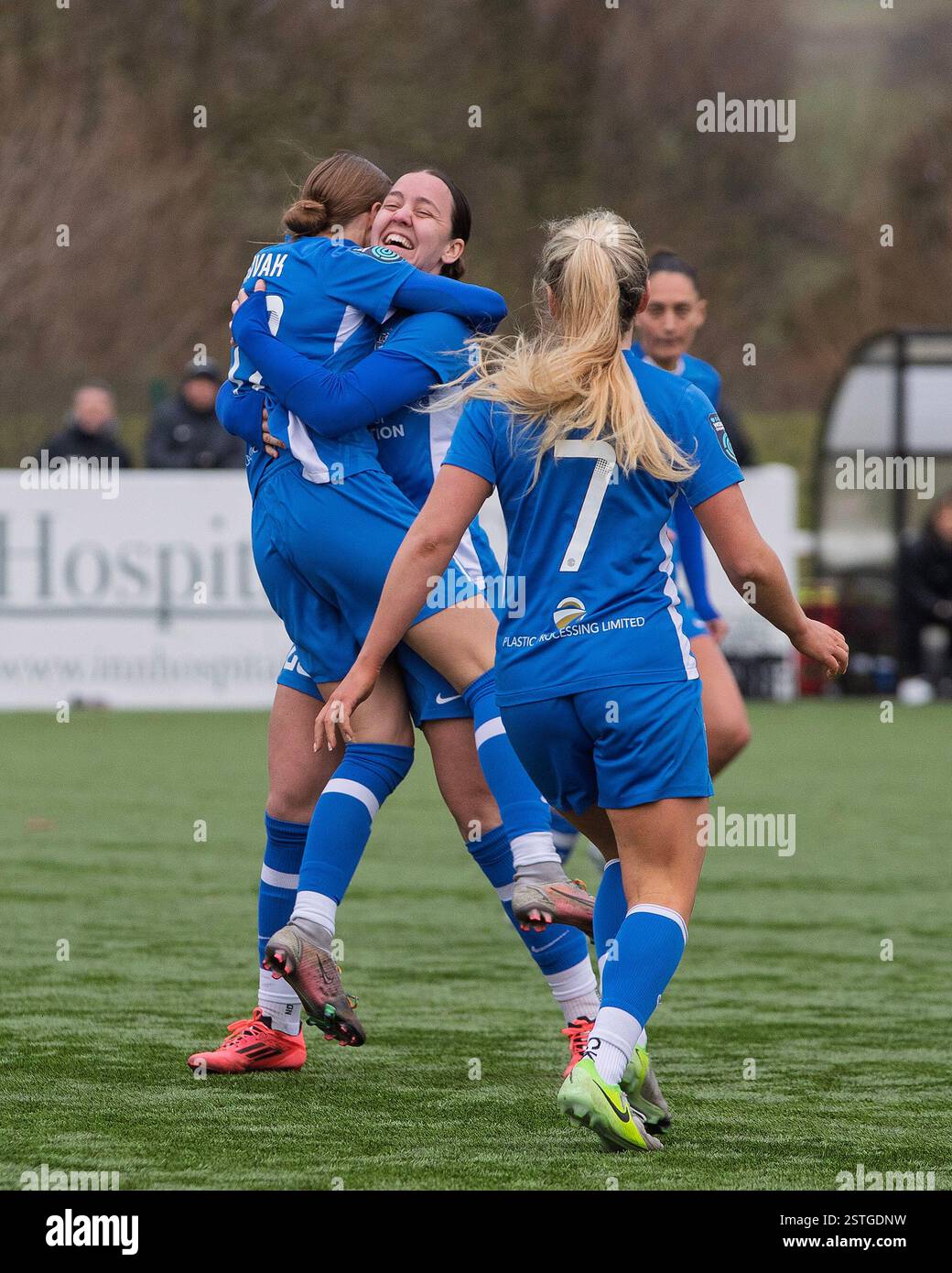Durham Women's Kaila Novak (#17) feiert mit Michaela Foster, nachdem sie beim FA Women's Championship Spiel zwischen Durham Women FC und Blackburn Rovers am Sonntag, den 16. Februar 2025, im Maiden Castle, Durham City, den i 1-1 erzielte. (Foto: Mark Fletcher | MI News) Credit: MI News & Sport /Alamy Live News Stockfoto