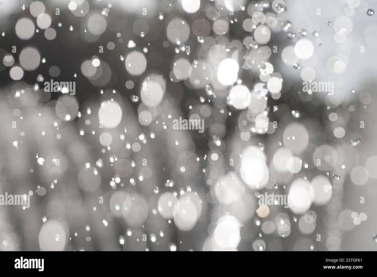 Wassertropfen schweben auf dunklem Hintergrund ein-und Fokus. Stockfoto