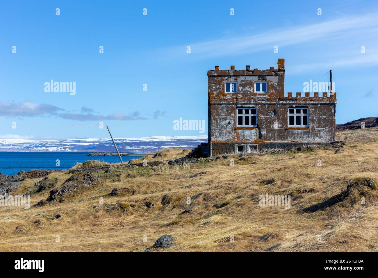Verlassenes Bauernhaus Arngerdareyri Kastalinn und Handelsposten in Isafjordur mit Landschaft der Westfjorde im Hintergrund. Stockfoto