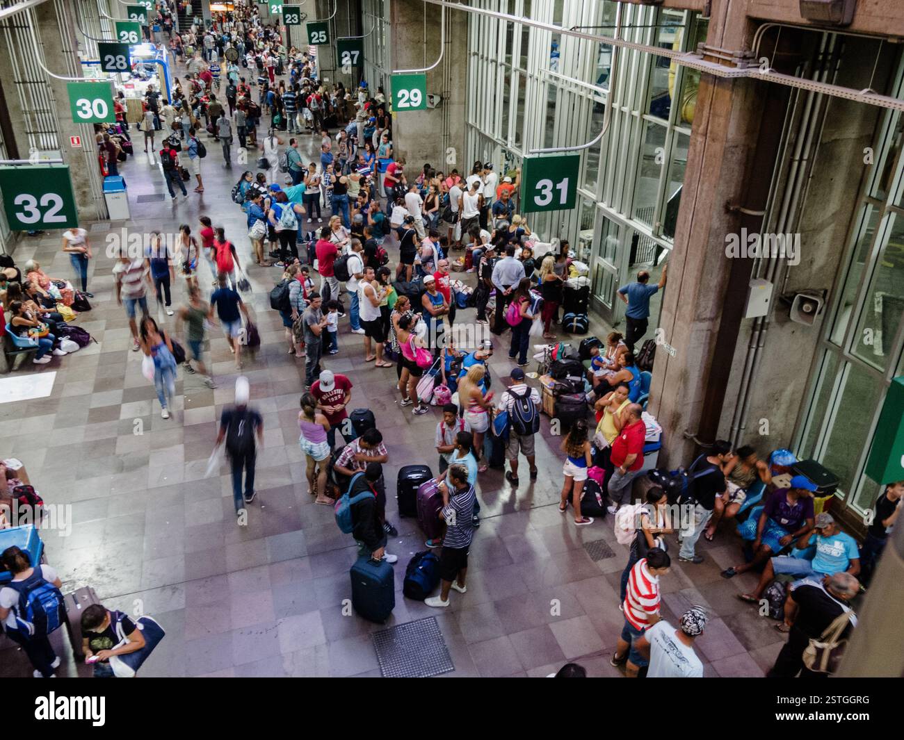 Sao Paulo, Brasilien. März 2014. Starke Fluggäste auf den Bordplattformen des Tiete Bus Terminals „Terminal Rodoviario Tiete“ in Sao Paulo, Brasilien. Stockfoto