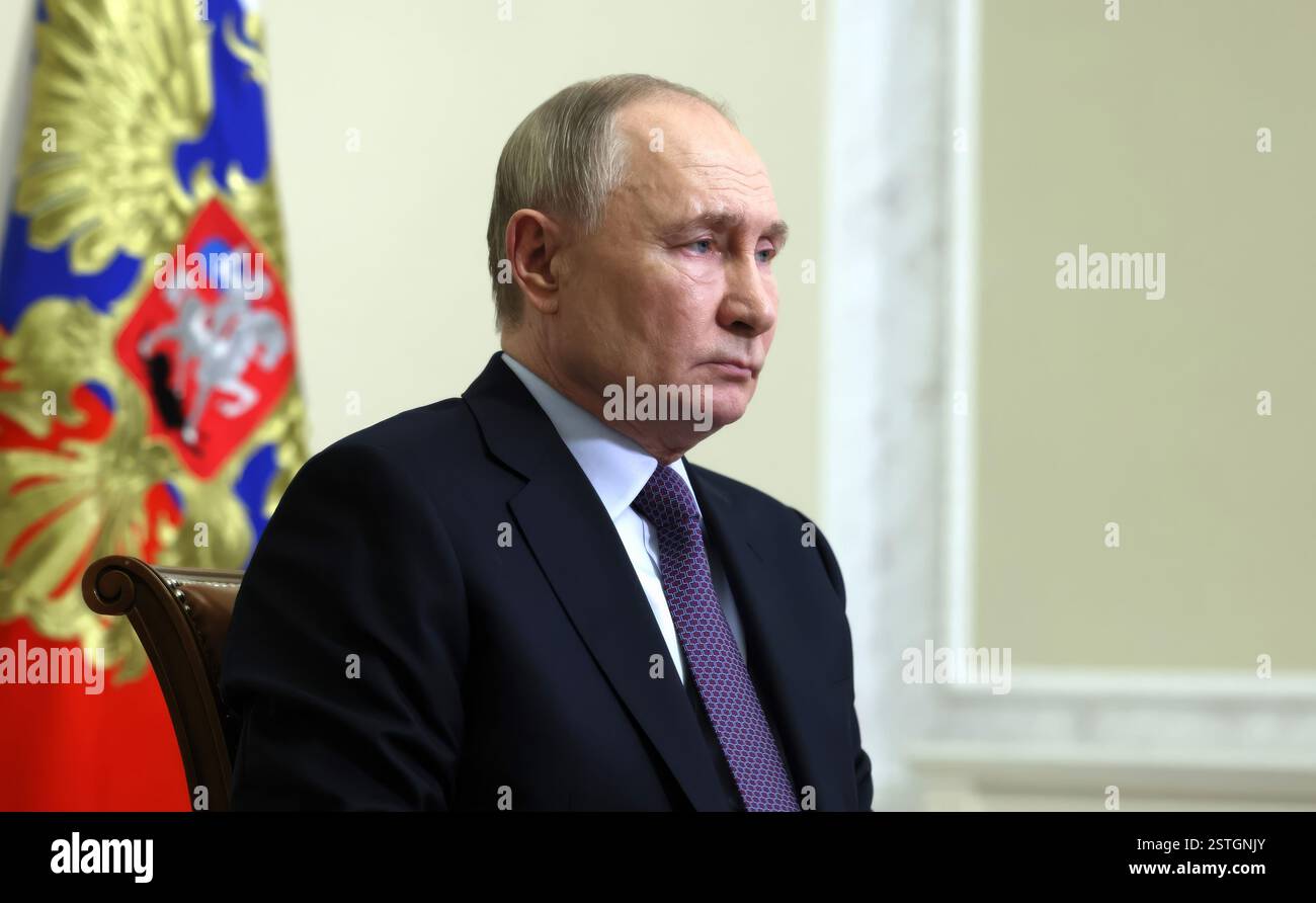 Strelna, Russland. Februar 2025. Der russische Präsident Wladimir Putin leitet am 18. Februar 2025 in Strelna, St. Petersburg, Russland, eine Videokonferenz mit Regierungsmitgliedern aus dem Konstantinspalast. Quelle: Mikhail Metzel/Kreml Pool/Alamy Live News Stockfoto