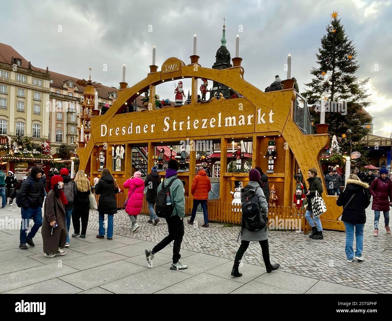 Striezelmarkt am Altmarkt in der sächsischen Landeshauptstadt Dresden. Stockfoto