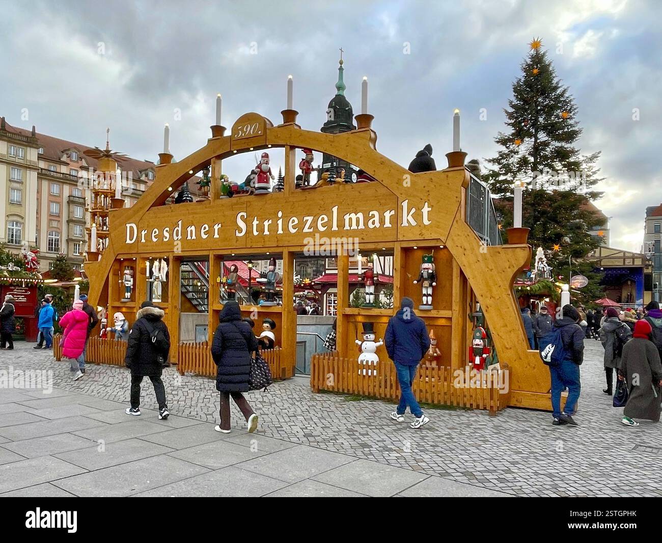 Striezelmarkt am Altmarkt in der sächsischen Landeshauptstadt Dresden. Stockfoto