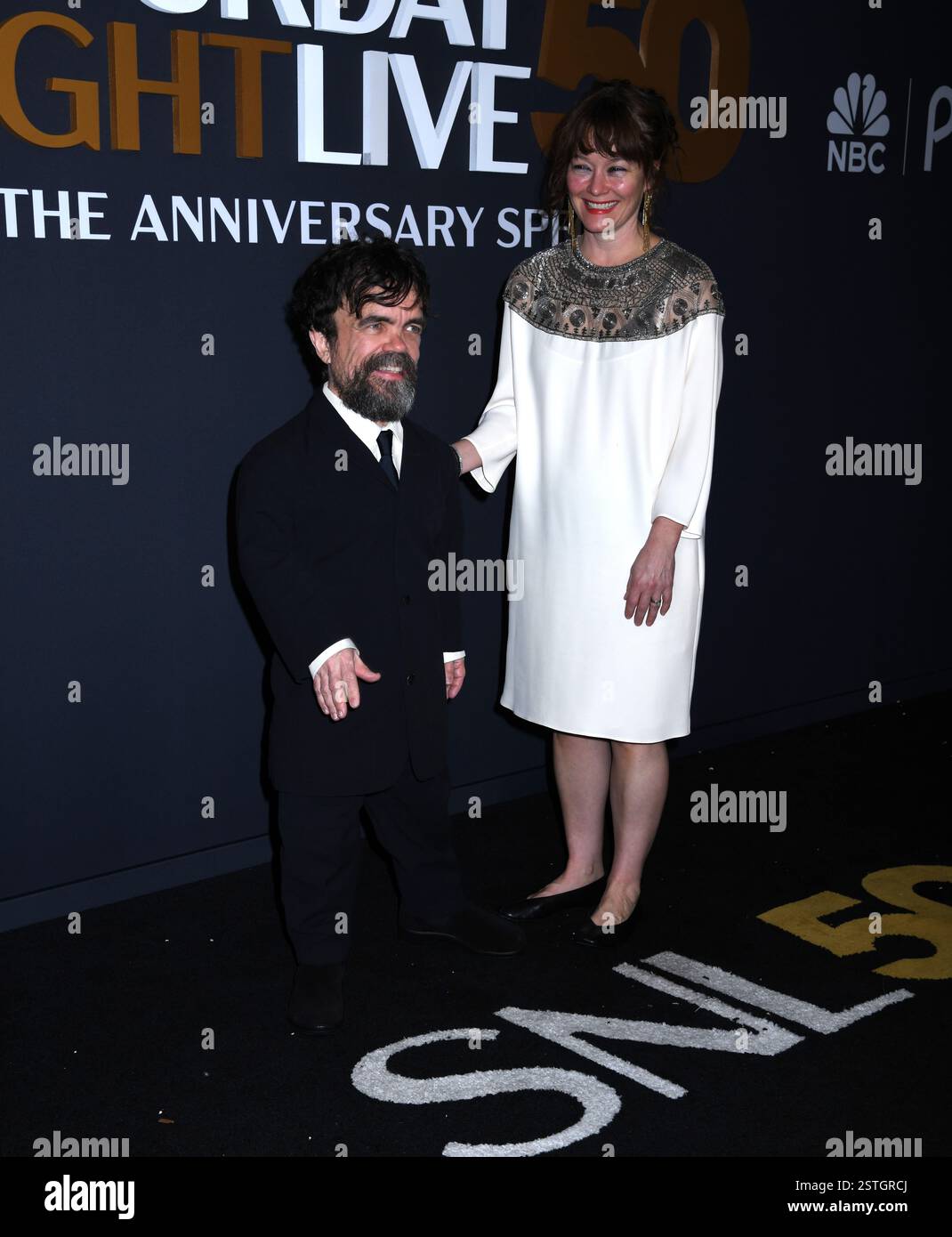 16. Februar 2025, New York, USA: Peter Dinklage und Erica Schmidt nehmen an der SNL50: The Anniversary Show im Rockefeller Plaza 30 in New York Teil. Februar 2025. (Credit Image: © Photo Image Press via ZUMA Press Wire) NUR REDAKTIONELLE VERWENDUNG! Nicht für kommerzielle ZWECKE! Stockfoto