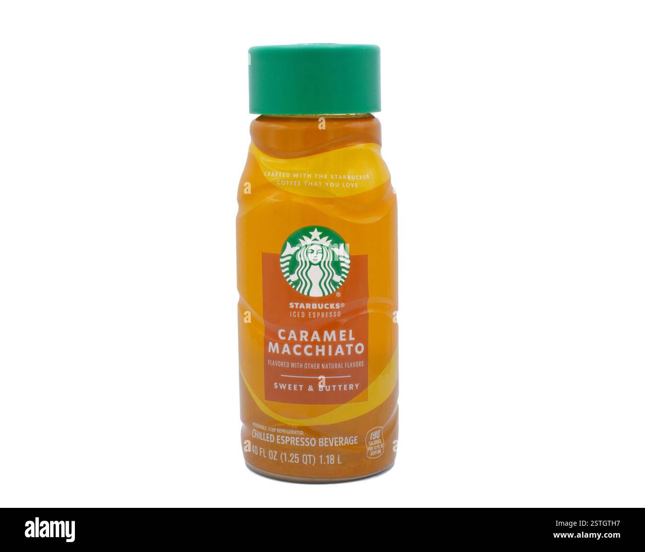 Ocala, FL 4-9-2024 Starbucks Caramel Macchiato Eiskaffee Getränk süß-butterartige Plastikbehälter isoliert auf weißem Hintergrund. Unterschrift Stockfoto