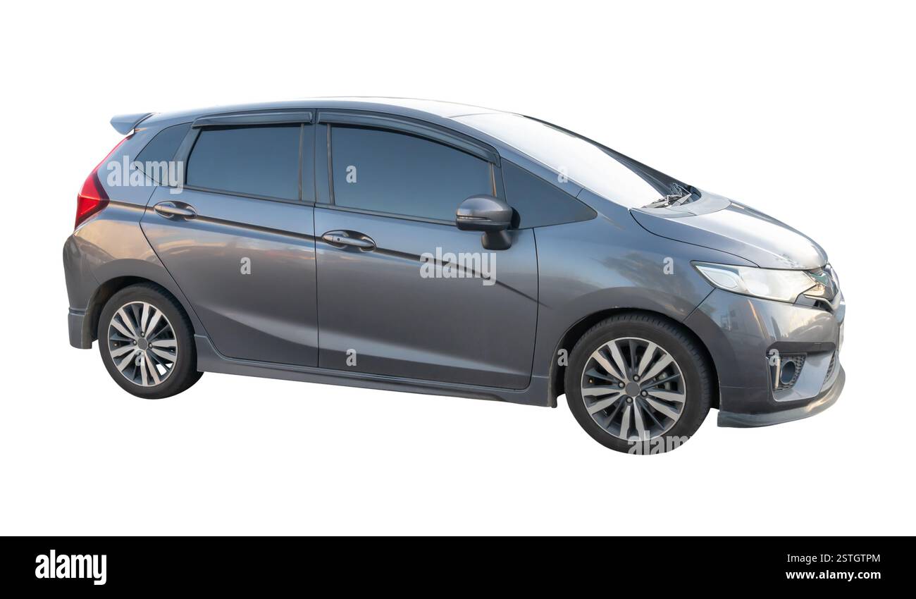 Seitenansicht des dunkelgrauen mittelgroßen Sportfließheckwagens ist auf weißem Hintergrund mit Beschneidungspfad isoliert. Stockfoto
