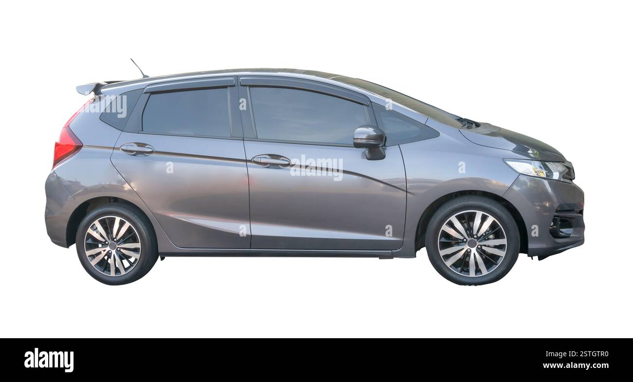 Seitenansicht des dunkelgrauen mittelgroßen Sportfließheckwagens ist auf weißem Hintergrund mit Beschneidungspfad isoliert. Stockfoto