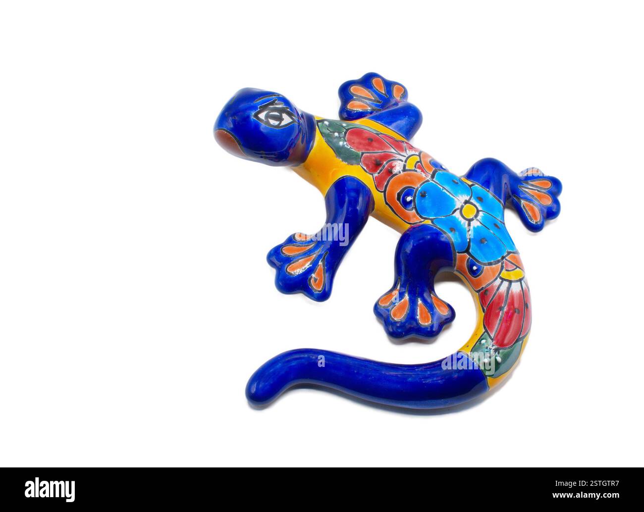 Mexikanische Keramikkeramik eines Salamanders, Geckos oder Eidechsen Wandkunst im Innenbereich, farbig blau, rot, gelb, orange mit Blumenmuster d Stockfoto