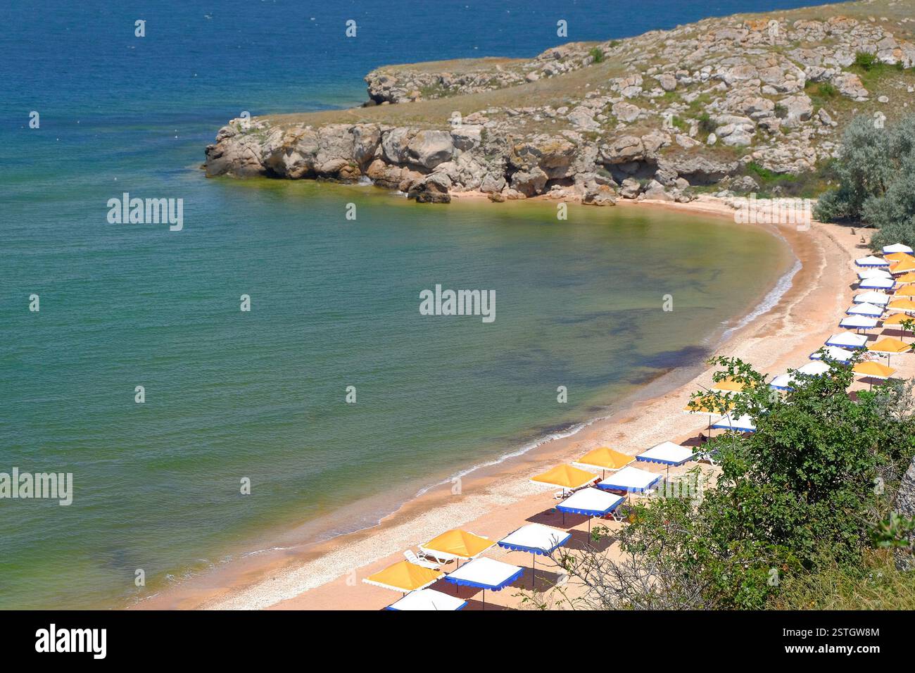 Felsenküste und Sandstrand und grünen Wasser des Meeres. Insel-Szene Stockfoto