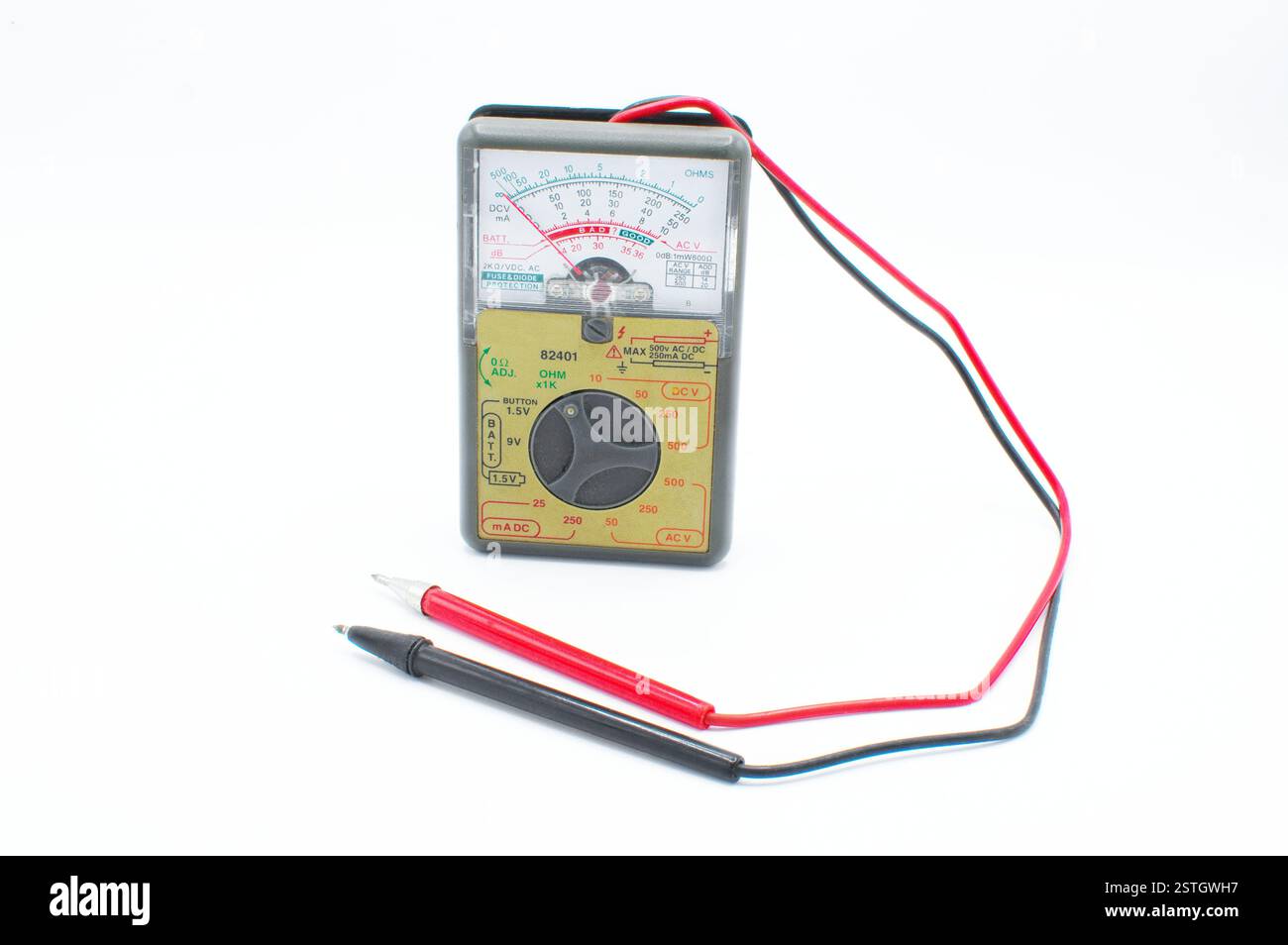 Multimeter Volt AC DC OHM Tester Messgerät Taschenvoltmeter mit roter positiver und schwarzer negativer Leitung, isoliert auf weißem Hintergrund Stockfoto