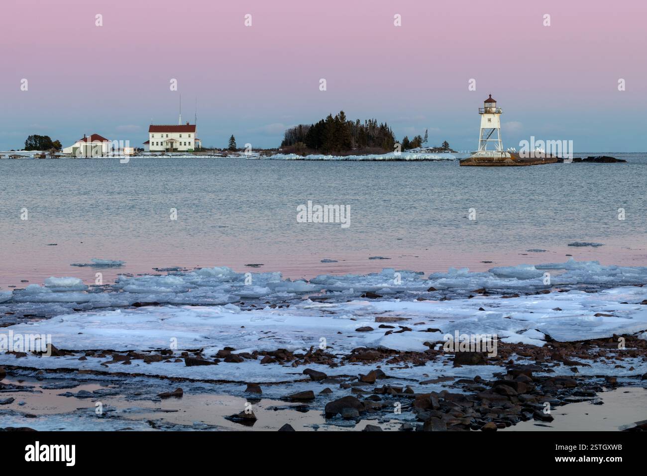 Die US Coast Guard Station North Superior befindet sich in Grand Marais Minnesota am Lake Superior Artist Point Arm in der blauen Stunde bei Sonnenuntergang Stockfoto