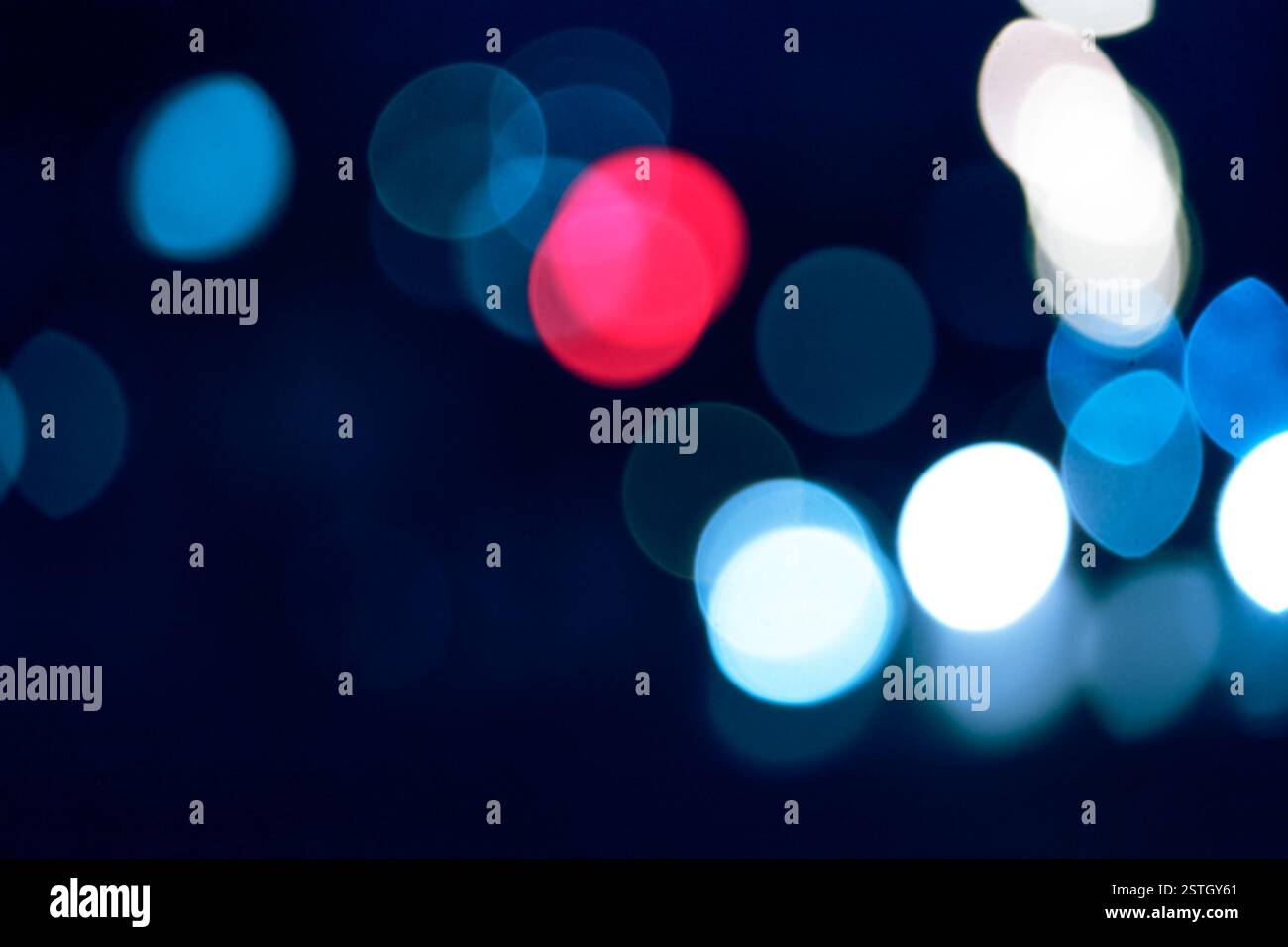 Unscharf Lichter Verkehr auf einer Straße in der Nacht Stockfoto