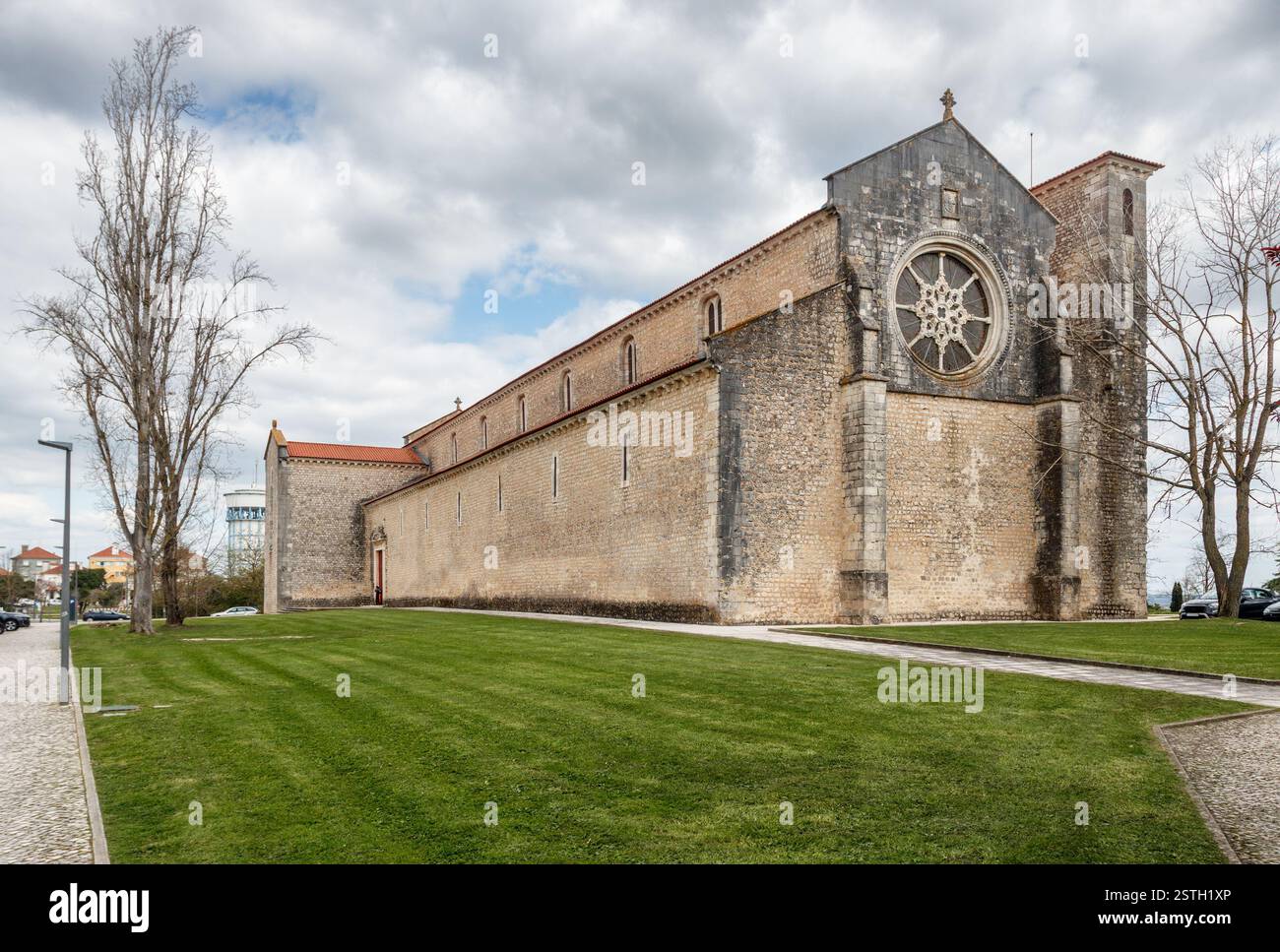 Außenansicht der Kirche Santa Clara in Santarém, Portugal. Stockfoto