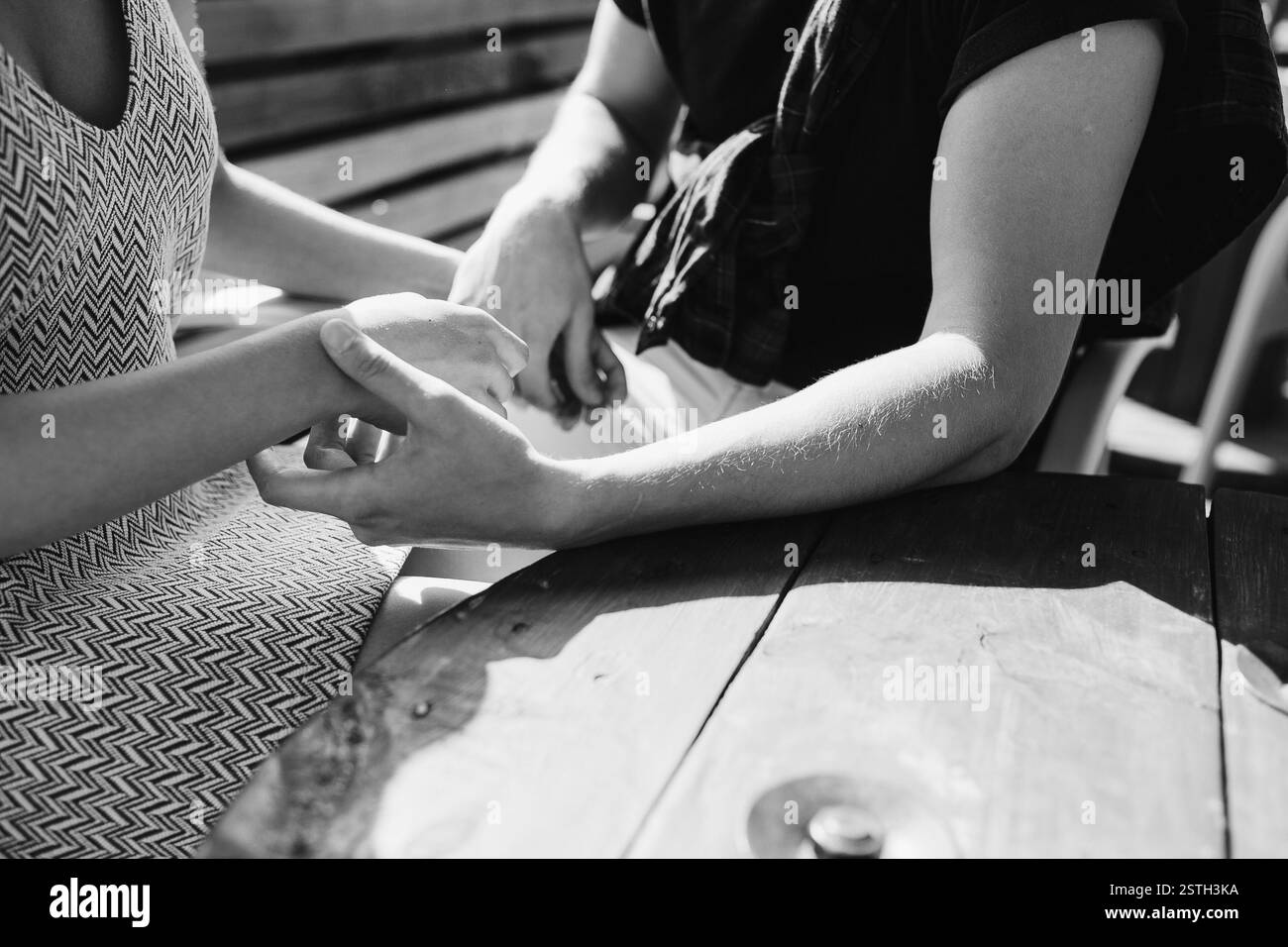 Pärchen sitzen draußen in einem Café Stockfoto