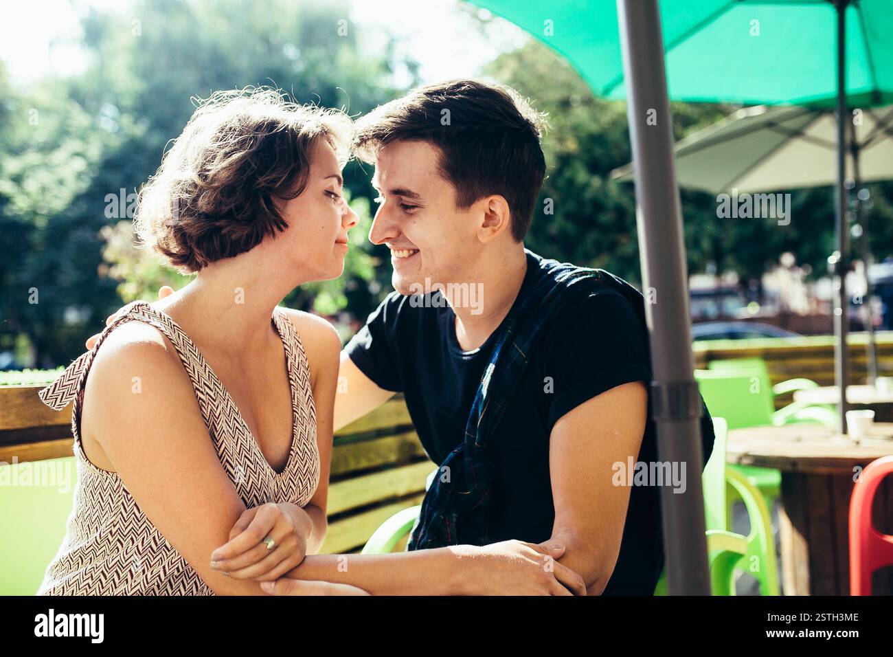 Pärchen sitzen draußen in einem Café Stockfoto