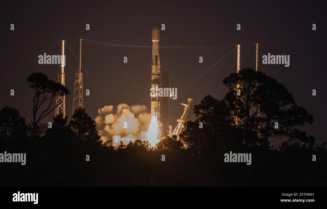 Cape Canaveral, USA. Februar 2025. Erste internationale Landung für SpaceX mit Startlink 10-12 erste Stufe B-1080-16 bei der Landung in der Nähe der Exuma Bahamas! Der Abflug erfolgte um 18:21 Uhr von SLC-40 mit dicker Wolkendecke Cape Canaveral Floirida Brevard County USA. (Foto: Scott Schilke/SipaUSA) Credit: SIPA USA/Alamy Live News Stockfoto