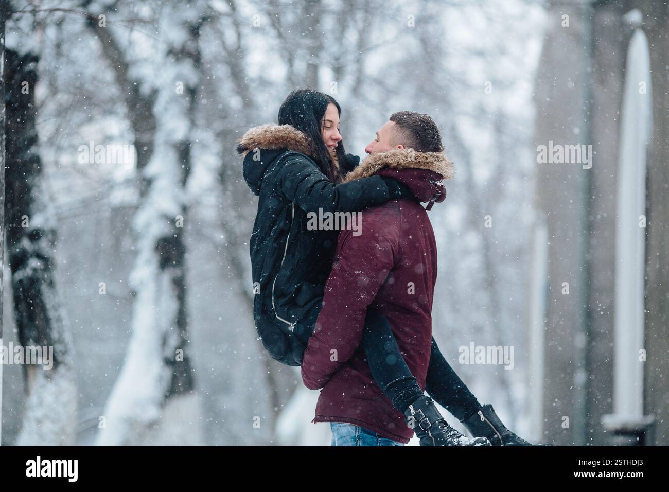 Junge Paare, die Spaß im Schnee Stockfoto