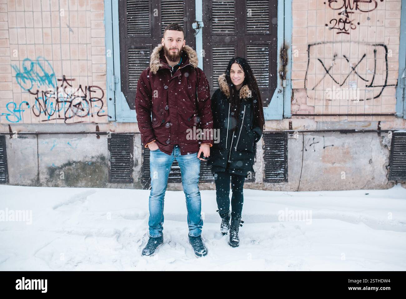 Junge Paare, die Spaß im Schnee Stockfoto