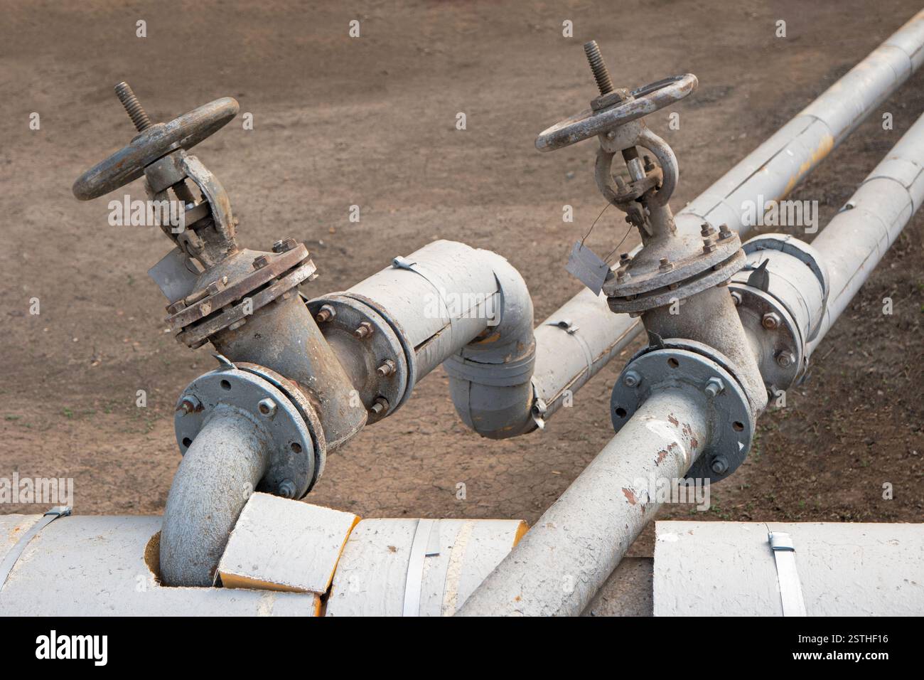 Alt aus Stahl-Warmwasserleitungen mit zwei Ventilen im Freien Stockfoto