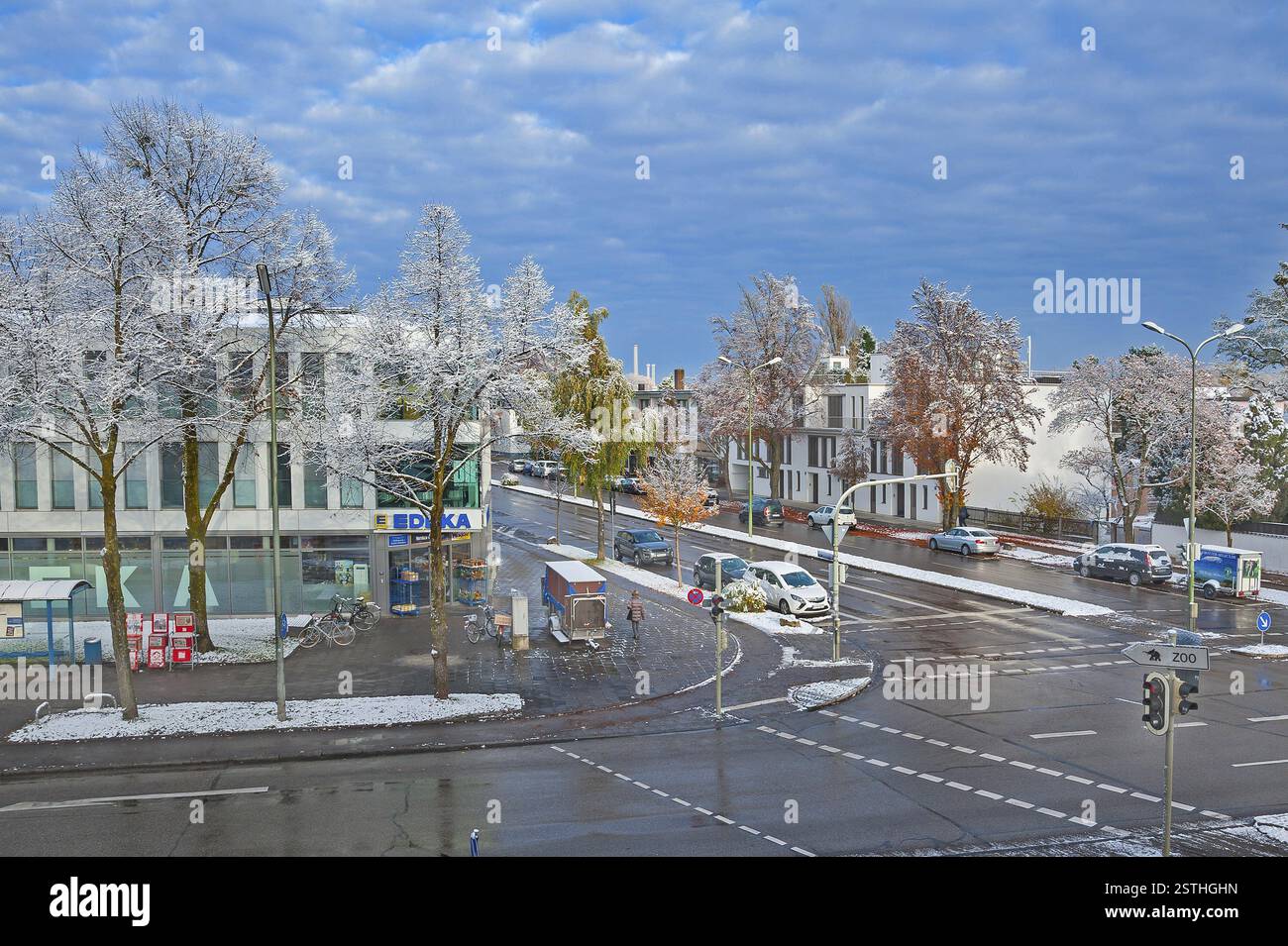 Kreuzung mit erstem Schnee, Harlaching, München, Bayern, Deutschland, Europa Stockfoto