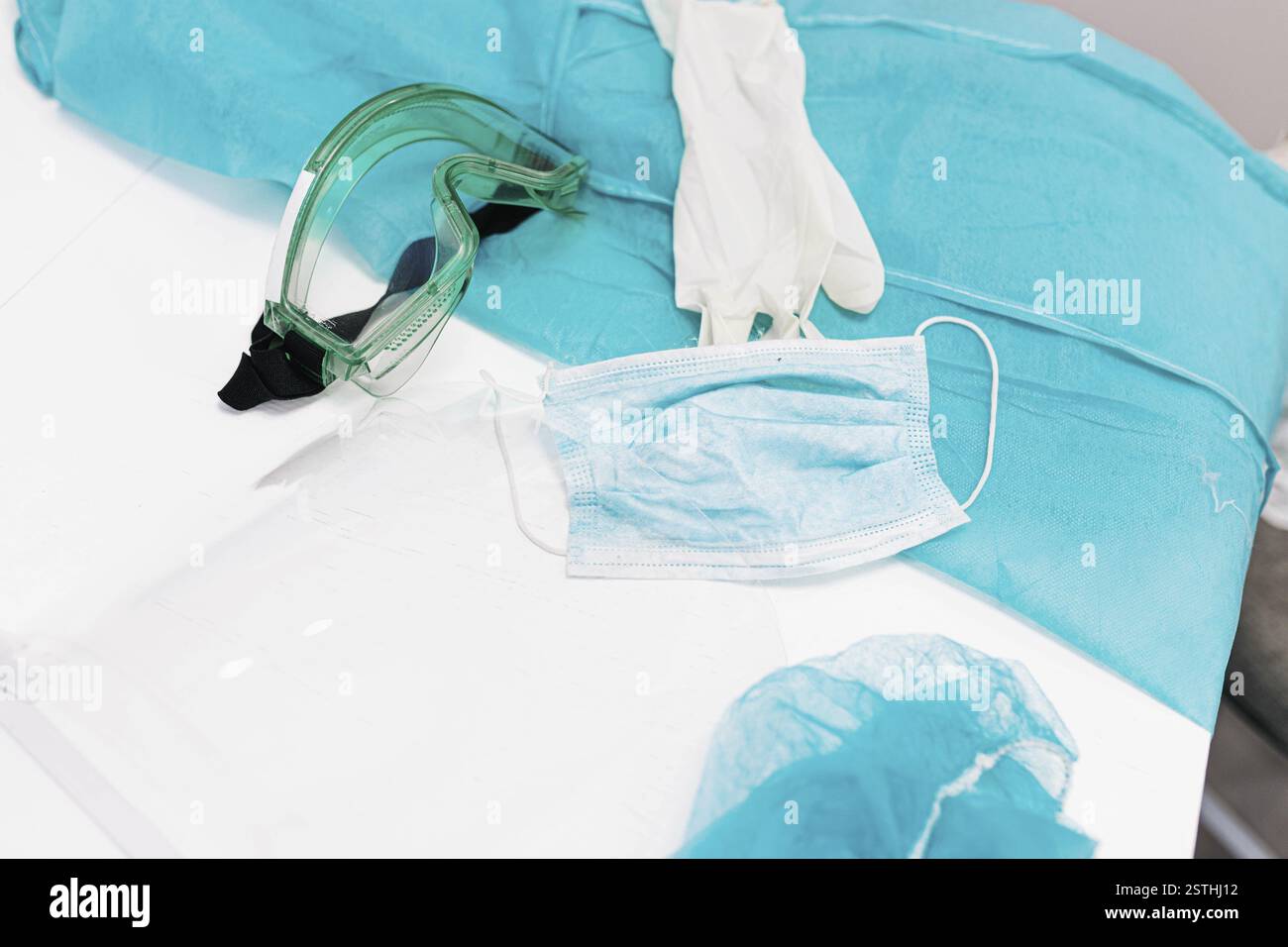 Medizinische Schutzausrüstung wie Masken und Handschuhe im Gesundheitswesen Stockfoto