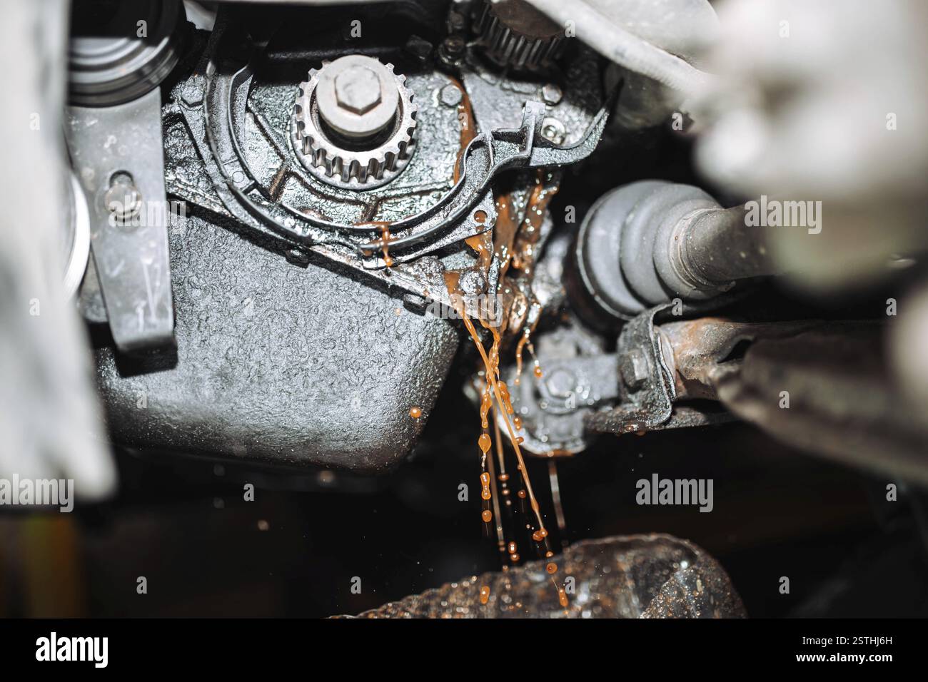 Nahaufnahme eines Öllecks aus dem Motor in einen Behälter Stockfoto
