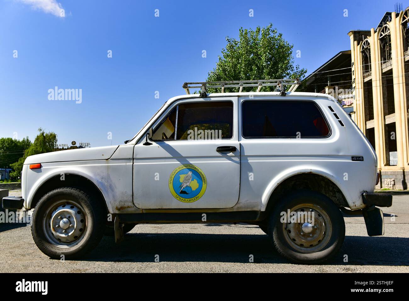 Lada Niva, eines meiner Lieblings-Ex-sowjetischen russischen Automodelle, das 2022 auf dem Vardanants-Platz in Gyumri, Armenien, gesichtet wurde Stockfoto