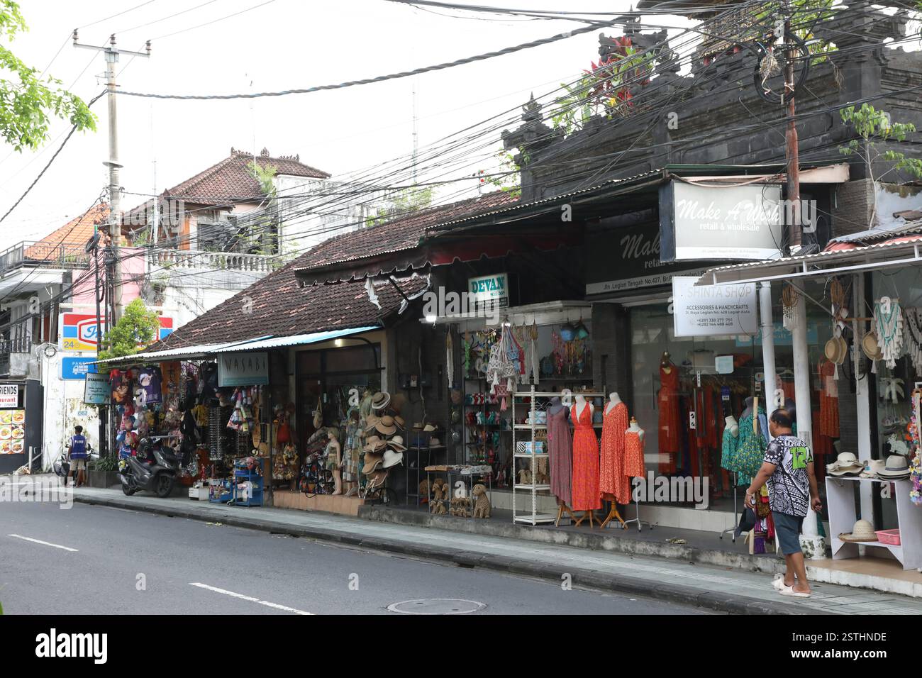 Kleine Läden mit Souvenirs und anderen Artikeln in Legian, Bali Stockfoto