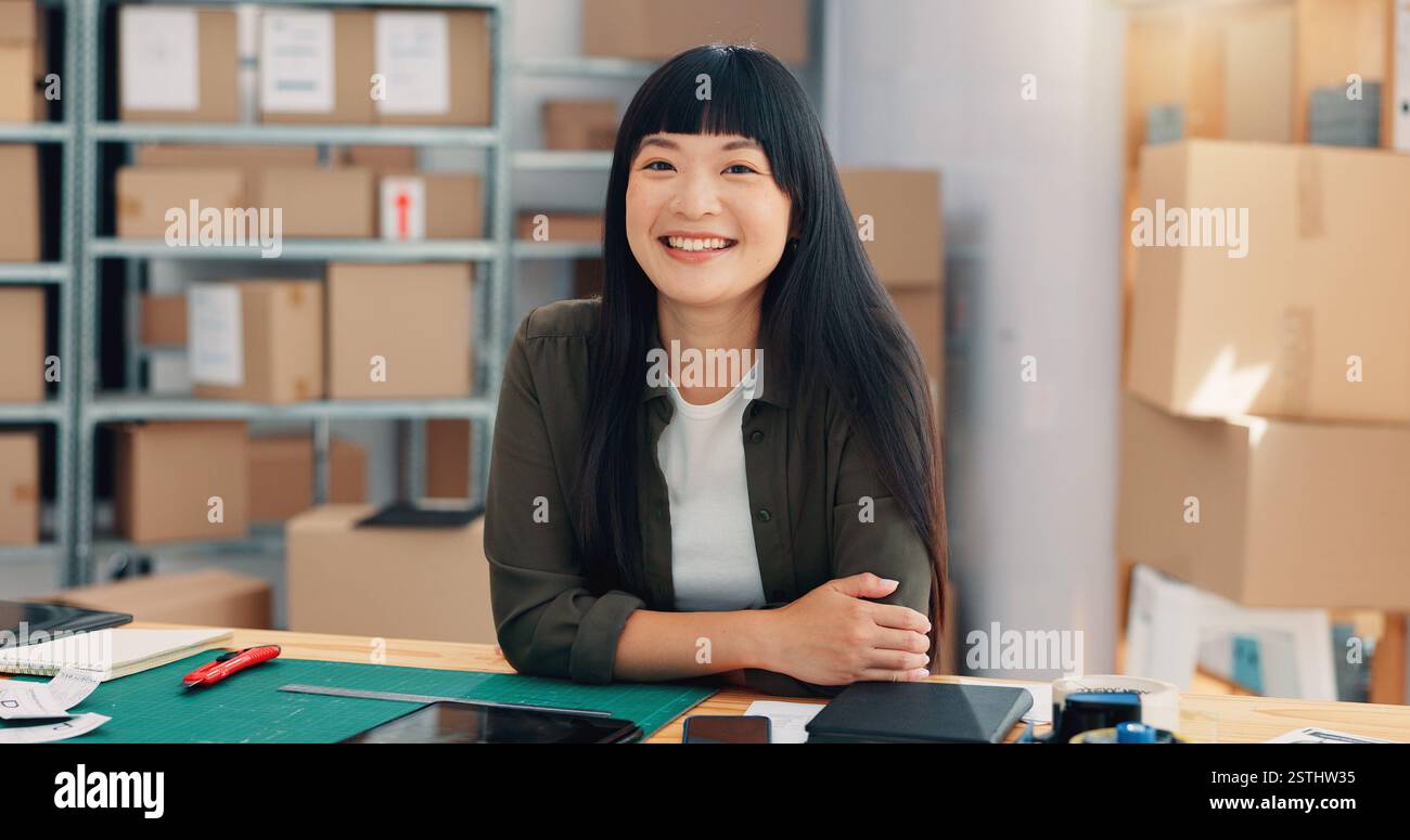 Porträt, Versand oder glückliche asiatische Frau im Büro für Logistik, Kleinunternehmen oder Vertrieb. Lieferkette, E-Commerce und Mitarbeiter in der Inbetriebnahme Stockfoto