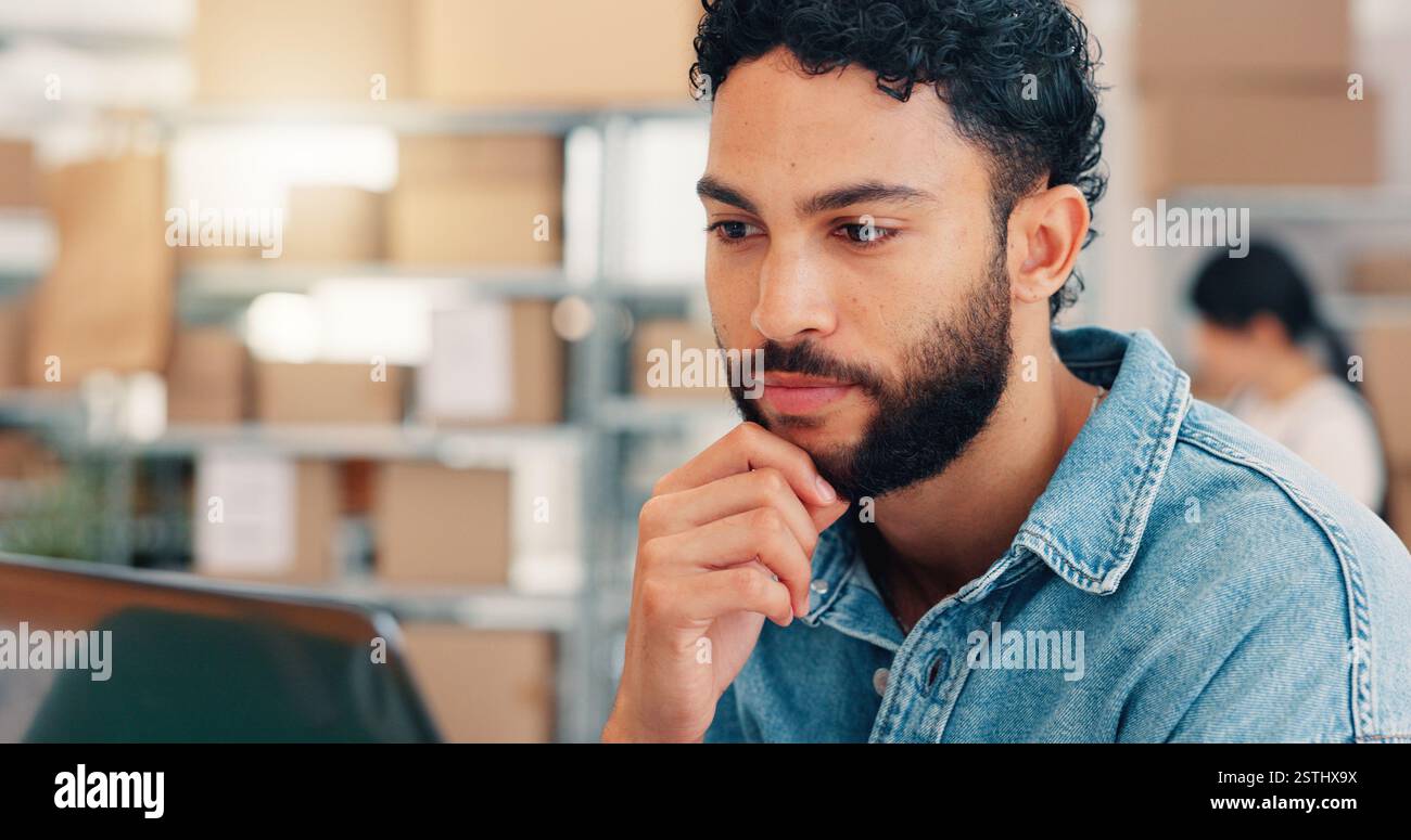 Laptop, Logistik und Denken mit einem Mann im Büro für Vertrieb, Versand oder Lieferkette. Computer, Planung und Planung mit Mitarbeiter in Stockfoto