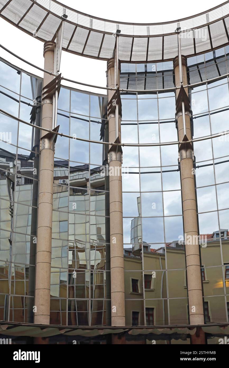 Reflexionen Bürogebäude Stockfoto