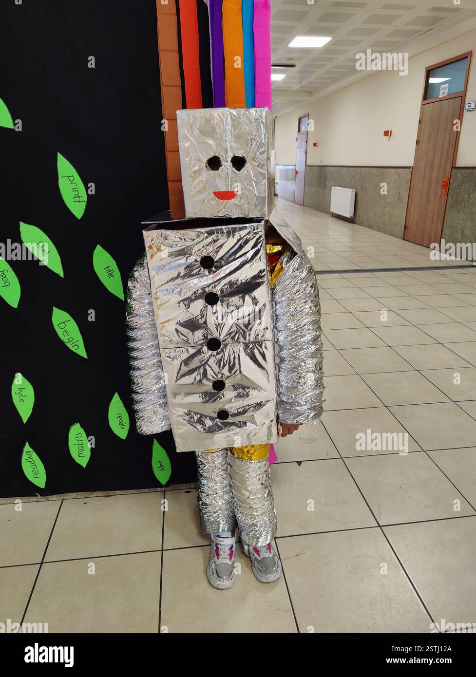 Handgefertigtes Retro Robot Kostüm – Eine kreative Sci-Fi-Transformation für Kinder Stockfoto