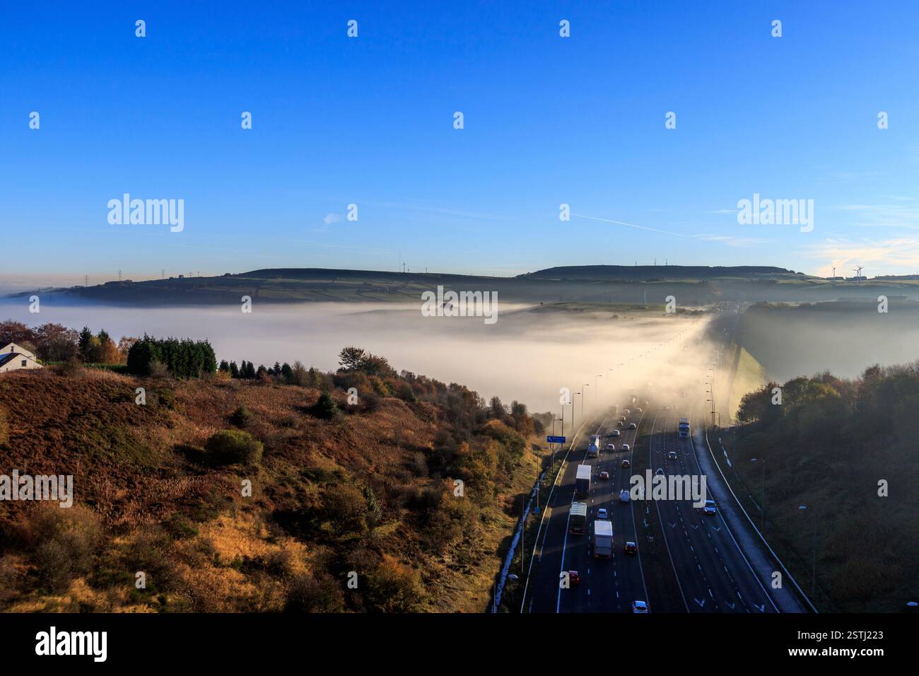 Nebel auf der Autobahn M62 Stockfoto