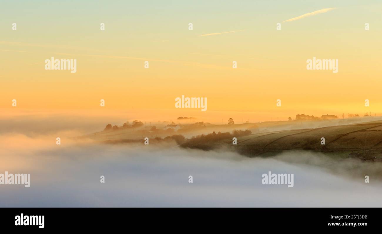 Nebligen Morgen in Yorkshire bei Sonnenaufgang Stockfoto