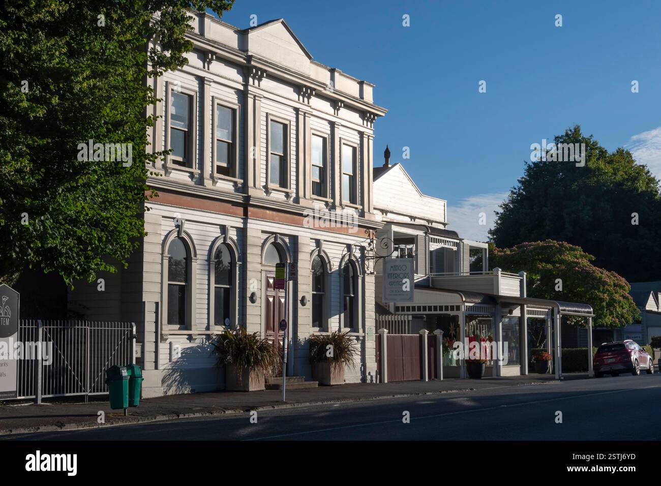 Altes Bankgebäude und alte Geschäfte, Greytown, Wairarapa, Nordinsel, Neuseeland Stockfoto